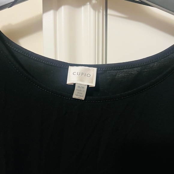 Beautiful short sleeve shirt with polka dot sleeves in medium - Picture 2 of 3